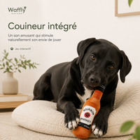 Chien titus mordillant le jouet sonore en forme de bouteille Bourbon Whisky